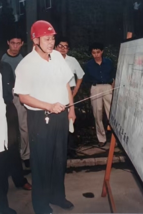 2000年8月16日，第十屆全國人大常委會副委員長（時任國家經(jīng)貿委主任）盛華仁（中）蒞臨公司視察。