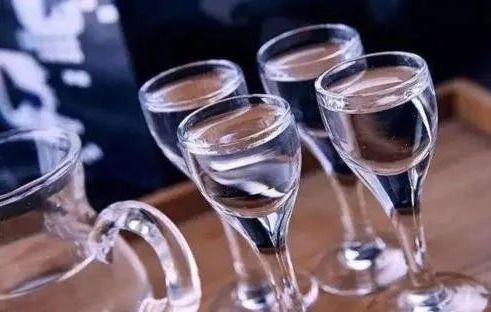 液態(tài)發(fā)酵法白酒等于酒精生產(chǎn)工藝，是真的嗎？
